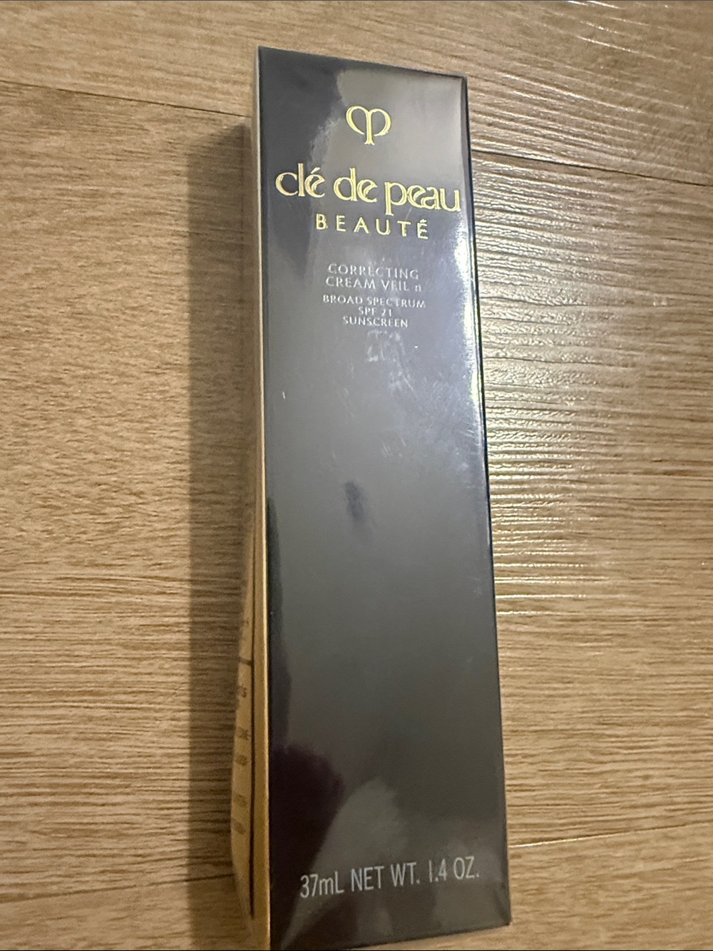 clé de peau Beauté Correcting Cream Veil - Black & Gold Packaging